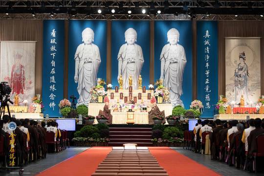 壇場懸掛著巨幅阿彌陀佛(中)、觀世音菩薩(右)與地藏王菩薩(左)聖像，肅穆莊嚴。